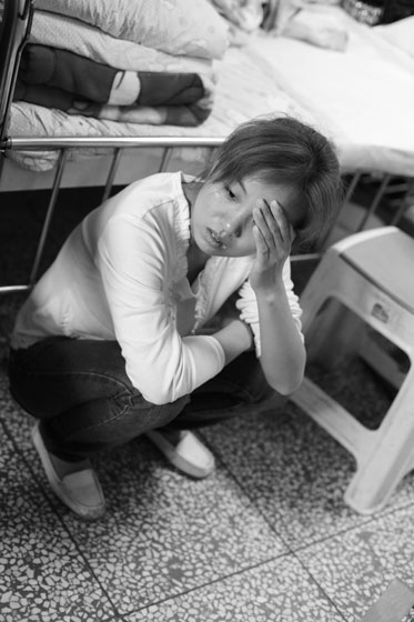 女兒熟睡之后，媽媽總會一個人想很多，女兒的病情、巨額的醫(yī)療費(fèi)用時(shí)刻充斥著她的大腦，年輕的媽媽在這種情境下變得憔悴了很多，她不知道小彬嫻什么時(shí)候會好起來，帶著她穿梭在小公園里看著她稚嫩的笑。