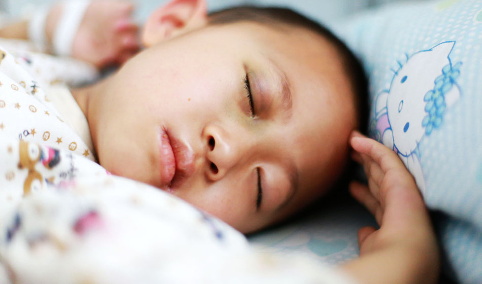 小彬嫻眼部、嘴部、脖子等出血點(diǎn)致使她無法吃硬東西，不小心劃破一下對她就是最大的損失，每個人都在保護(hù)著她，包括幼小的她自己。