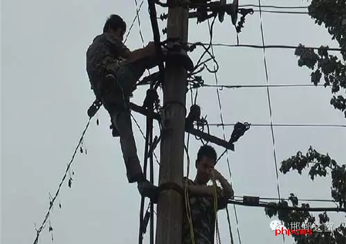 8月8日下午，邯臨路與高鐵橋交匯處北行200米燕莊村一名電工被困在電線桿上，急需救援。接到報警的邯鄲消防華澤路中隊立即趕赴現場，消防官兵到達現場后，經了解得知，該男子是一名電工，在電線桿上作業時不慎被電擊傷，意識清醒，但其右腿和右臂無法用力，導致無法從電線桿上下來。消防官兵經過半個小時的緊張營救，最終將被困男子成功救下，并由現場120醫務人員送往醫院進行救治。