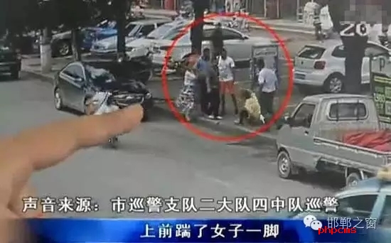 8月5日，市巡警支隊二大隊四中隊巡警在水廠路上巡邏時，突然一名神色慌張的男子攔下了警車，男子向巡警說他的愛人被打了。巡警立即查看情況，發現一名約30歲的女子手捂腹部倒在便道上，巡警立即撥打了110和120。經了解得知，受傷女子于某某已懷有兩個月身孕，于某某的丈夫與男子有經濟糾紛，當天男子找于某某的丈夫要錢，結果起了爭執。巡警從醫院了解到于某某不幸流產。