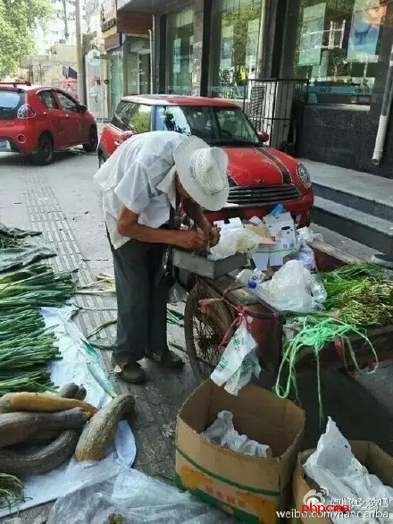 網友爆料：八十三歲，本該在家頤養天年，然而在光明大街水院路口卻有一位爺爺在酷暑烈日當下賣菜和葡萄，如果有住在附近的小伙伴們，如果你正好想買菜，買葡萄，不妨去看看。