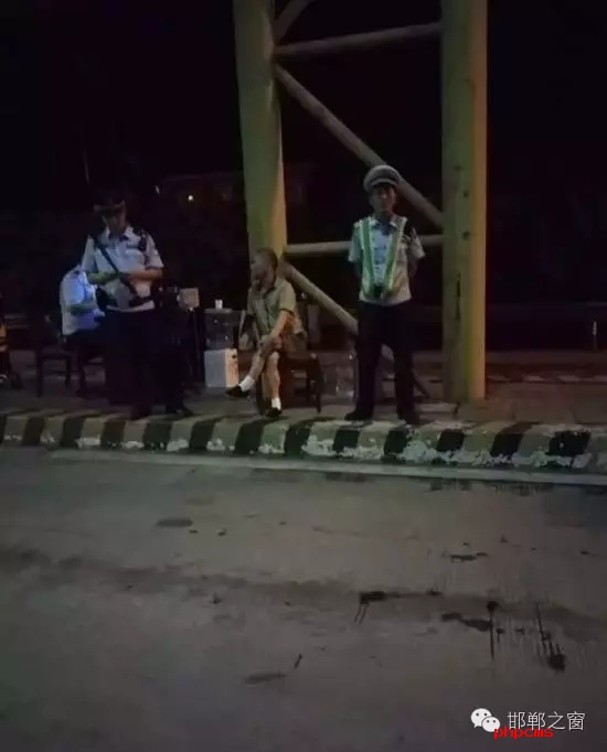 8月9日晚，磁縣交警大隊林坦中隊民警在執行勤務中，對一輛小型普通客車進行例行檢查，該車司乘人員三人，其中兩名乘坐人員神情恍惚，非常可疑，民警認真核對每名人員信息，經網上對比查詢，系統提示陳某某具有吸毒史。執勤民警立即對該車進行全面徹查，并對該車三名司乘人員做了尿檢，檢驗結果兩名乘坐人員為陽性。最終，經過細致盤問，周某某、陳某某對其吸毒事情供認不諱。