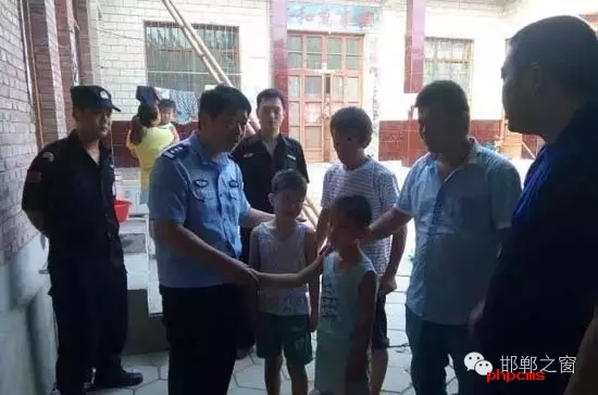 8月11日上午，邯鄲館陶縣公安局指揮中心接到報(bào)警，柴堡鎮(zhèn)劉村李某因欠柴堡鎮(zhèn)武張屯村李某某錢款，李某某將李某的兩個(gè)兒子（一個(gè)10歲，一個(gè)8歲）拘禁。民警迅速趕到現(xiàn)場，發(fā)現(xiàn)李某家街門被反鎖，民警登上盤梯與嫌疑人談話，穩(wěn)定其情緒，做其思想工作，當(dāng)日下午17時(shí)20分許，兩個(gè)小男孩被成功解救。