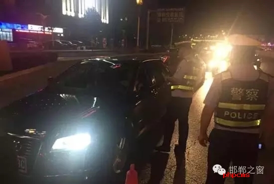 為保證奧運(yùn)期間有一個(gè)良好的道路交通環(huán)境，針對疲勞駕駛、酒后駕駛等違法行為，邯鄲交警六大隊(duì)組織開展集中整治酒駕、醉駕專項(xiàng)行動。8月10日，交警六大隊(duì)出動警力130余名，出動警車15輛，設(shè)置執(zhí)勤卡點(diǎn)17處，從20時(shí)起至23時(shí)，在大隊(duì)轄區(qū)內(nèi)查獲了18個(gè)“酒鬼”以及涉牌涉證違法行為21起。當(dāng)晚，在中華大街水廠路口，有一輛車為了逃避檢查，還試圖倒車逃跑。