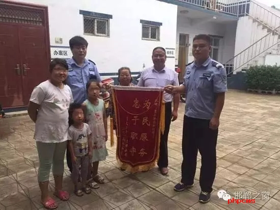8月份，雞澤縣局店上派出所在開展入戶訪查工作中了解到，2011年，浮東三村村民孟某與外地女子唐某（云南省昭通市人）結婚，戶口沒有遷移，因是二婚，妻子唐某帶有的三個孩子也跟隨孟某生活，三個孩子均沒有戶口。不幸的是，其妻子唐某在2015年年底因車禍死亡，三個孩子無法取得醫學證明，就一直未能申報戶口。民警在獲悉此情況后，主動上門對這3個無戶口孩子進行入戶調查，經過一周的緊張工作，雞澤縣局店上派出所會同縣局戶政股為這3個孩子解決了戶口問題，最終將3個孩子的戶口頁交到孟某手中。