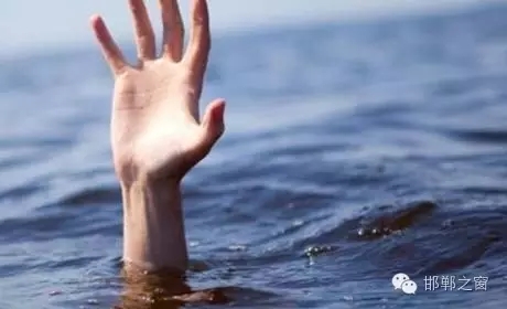 8月11日下午4點左右，邯鄲臨漳縣油房村村主任程艮生像往常一樣在自己負責的區域巡查，在快要接近漳河時，程艮生發現不遠處有兩個人在水里撲騰。程艮生用盡全力將兩人救上岸。“兩個孩子才十八九歲，正值大好年華。”回憶起當時情形，程艮生依然心有余悸。
