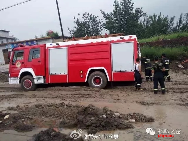 網友爆料：邯鄲武安永峰路康二城鎮南新莊路段，修路把以前路基挖了不修了，都倆個月了， 今天消防車急需救火陷如泥中出不來， 責任誰來擔？ 