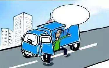 2月27日凌晨，邯鄲市一名男子套用其表哥A2駕駛證信息駕駛大貨車進入市區，沒成想因為嘴角的一顆痣被交警看出破綻，不僅被公安機關依法行政拘留了15天，而且被罰款1500元。在事實面前，駕駛人不得不承認自己無證，試圖用表哥的駕駛證蒙混過關。